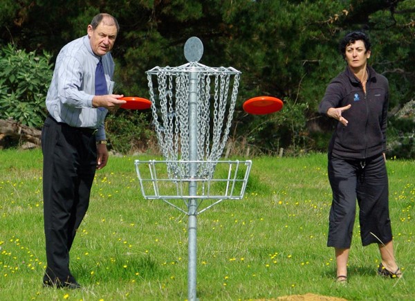 Mayor Rox tries out disc golf